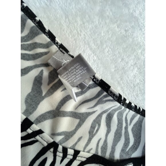 Chico's Travelers Black & White Zebra Print Asymmetrical Hem Top Size 2 Stretch - Picture 4 of 8